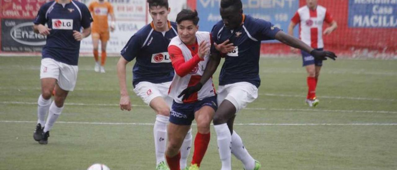 El Arosa tuvo que jugar con camisetas prestadas por el Alondras porque su segunda vestimenta blanca no fue aceptada por el árbitro. // Santos Álvarez