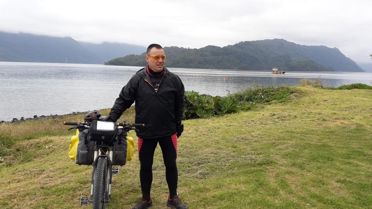 Juan Prieto, a las afueras del pueblo de Hornopiren, en Chile