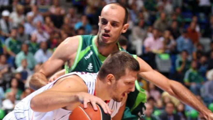 Carlos Jiménez, en una acción del partido.