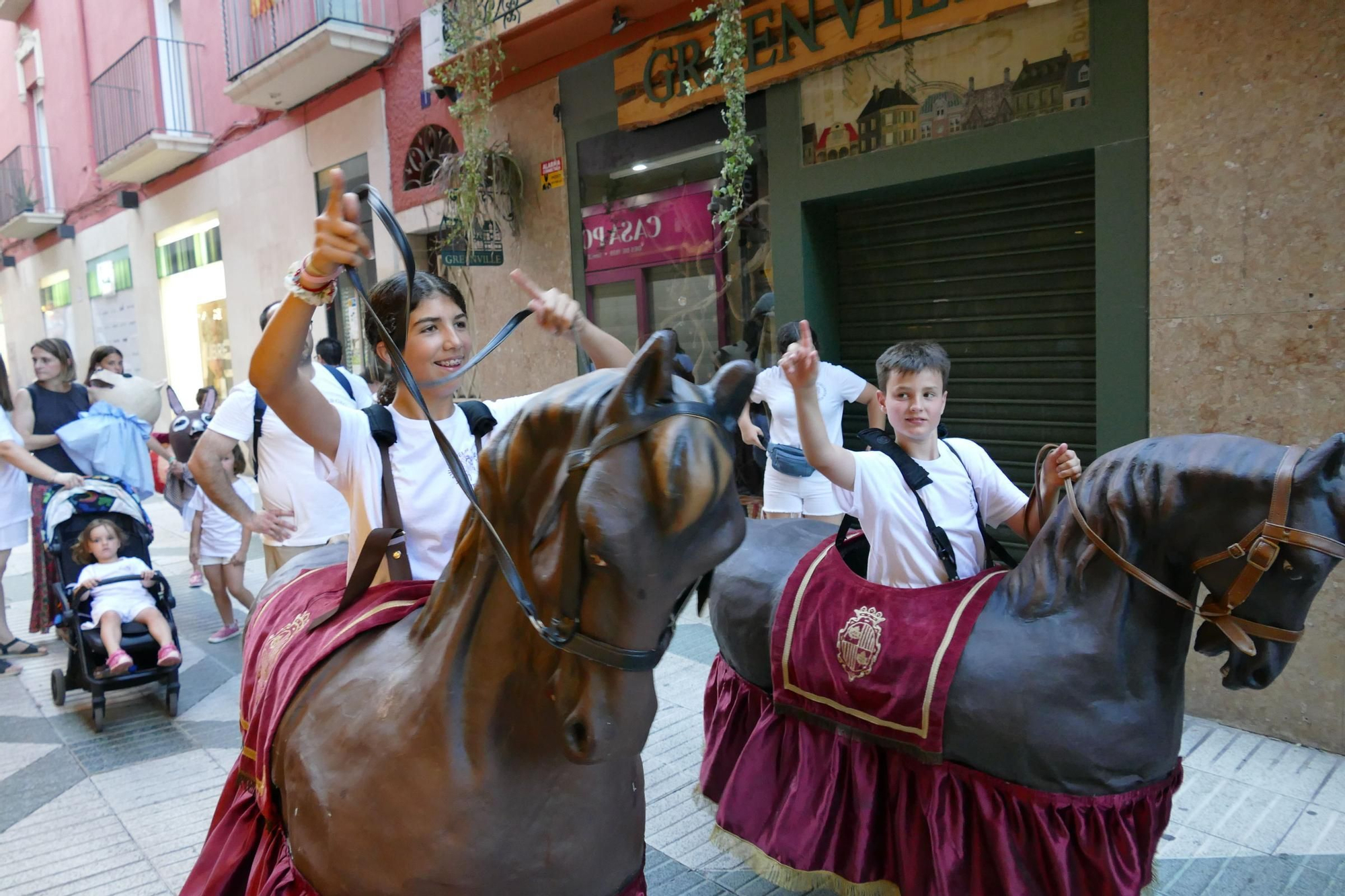 Els gegants de Figueres animen les Festes de Sant Pere amb el ball del seguici i una exposició