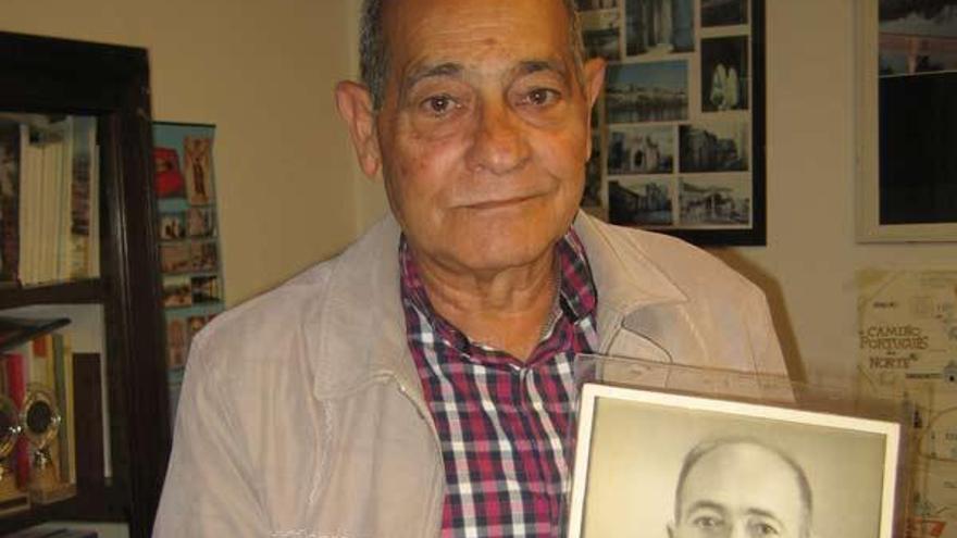Luís Hatuhey Piña Castiñeira con la foto de Ulpiano Piña,  su padre.  // E.G.
