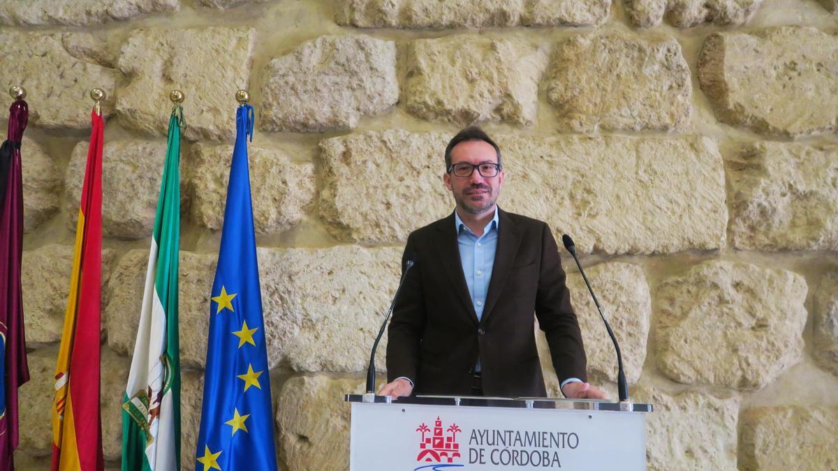 El concejal del grupo socialista José Antonio Romero, en la rueda de prensa.