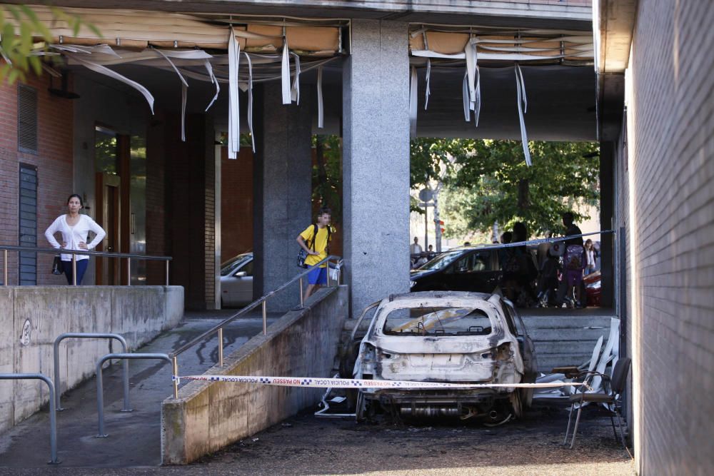 Explota i crema totalment un cotxe a Girona