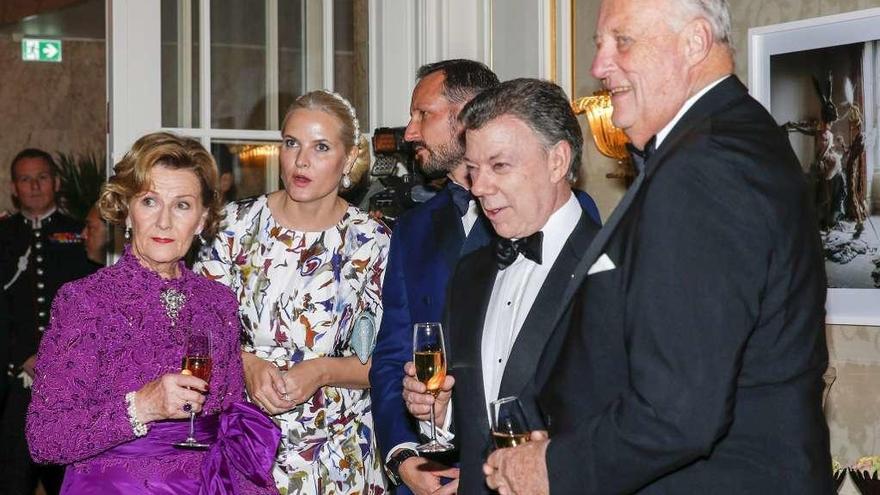 De izquierda a derecha, la reina Sonia de Norue ga, la princesa Mette-Marit, el príncipe Haakon, el presidente de Colombia Juan Manuel Santos y el rey Harald V. // Efe
