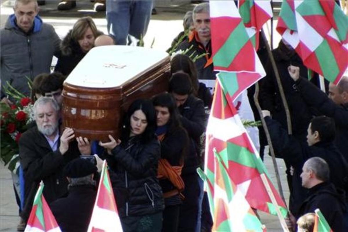 Expresos d’ETA porten el fèretre en el funeral de Iosu Uribetxebarria Bolinaga, aquest dissabte, a Arrasate.