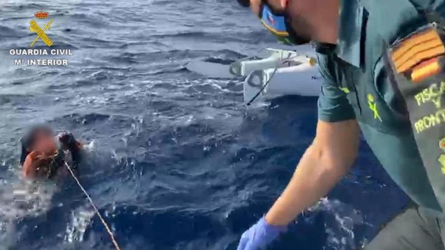 Rescatado tras caer de un catamarán a dos millas de Tenerife