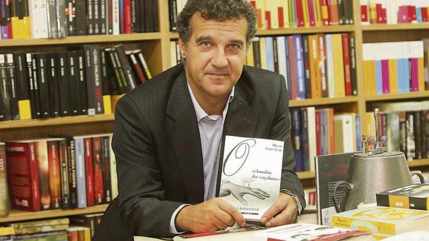 Alberte Santos, nunha librería de Santiago.  FOTO: xoán álvarez