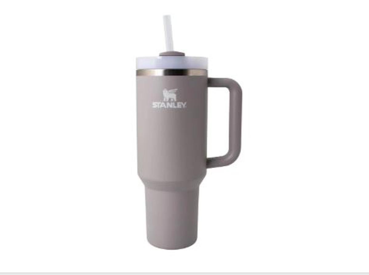 Colas en Lidl para hacerse con el termo viral: la famosa botella de Stanley a un precio de risa