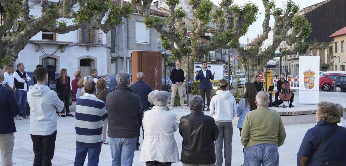 López y Almuiña, ayer, ante el público en la inauguración de la plaza Victoria Cadaval. | FDV