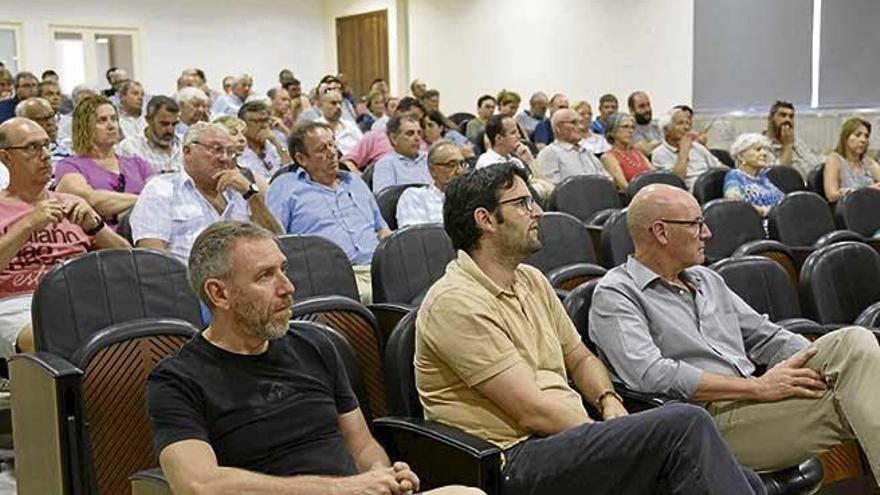 Público asistente a la charla que tuvo lugar ayer en el Claustre de Sant Bonaventura.