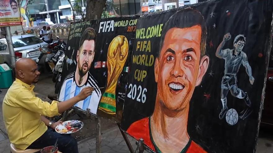 Un artista callejero pinta retratos de Messi y Cristiano por el Mundial 2026