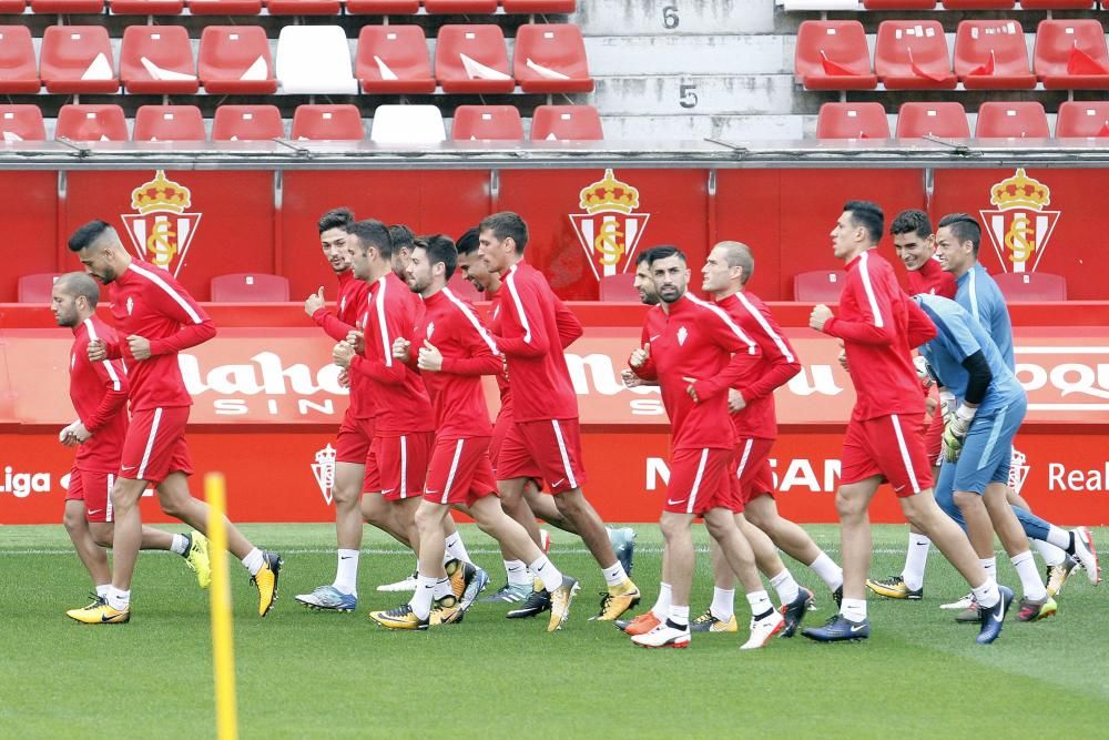 Entrenamiento del Sporting en El Molinón a puerta cerrada antes del derbi