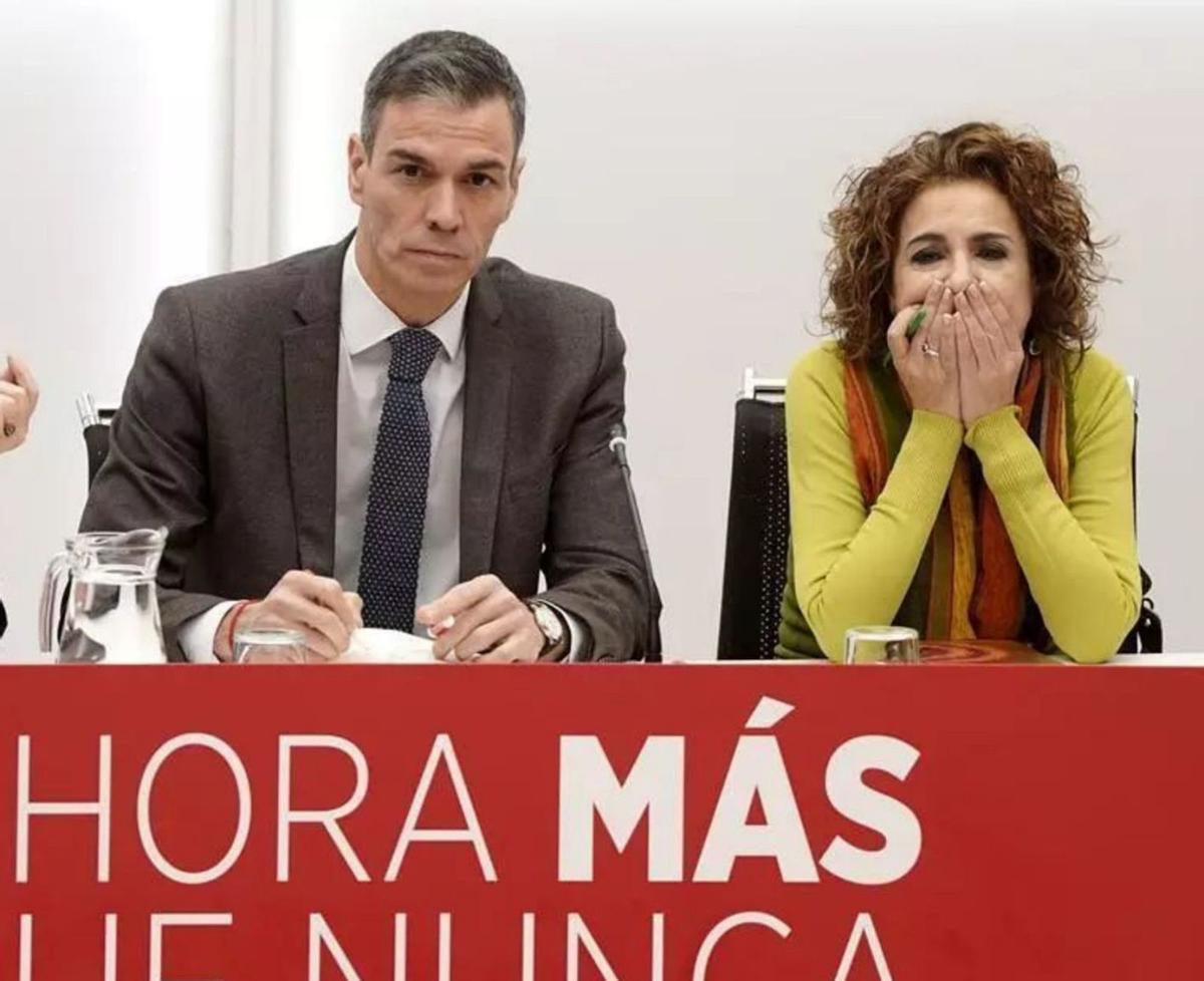 Pedro Sánchez i María Jesús Montero, ahir a la seu socialista de Ferraz, a Madrid. | JOSÉ LUIS ROCA.