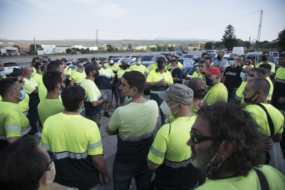 Els treballadors de Montajes Rus cremen pneumàtics i tallen la C-16