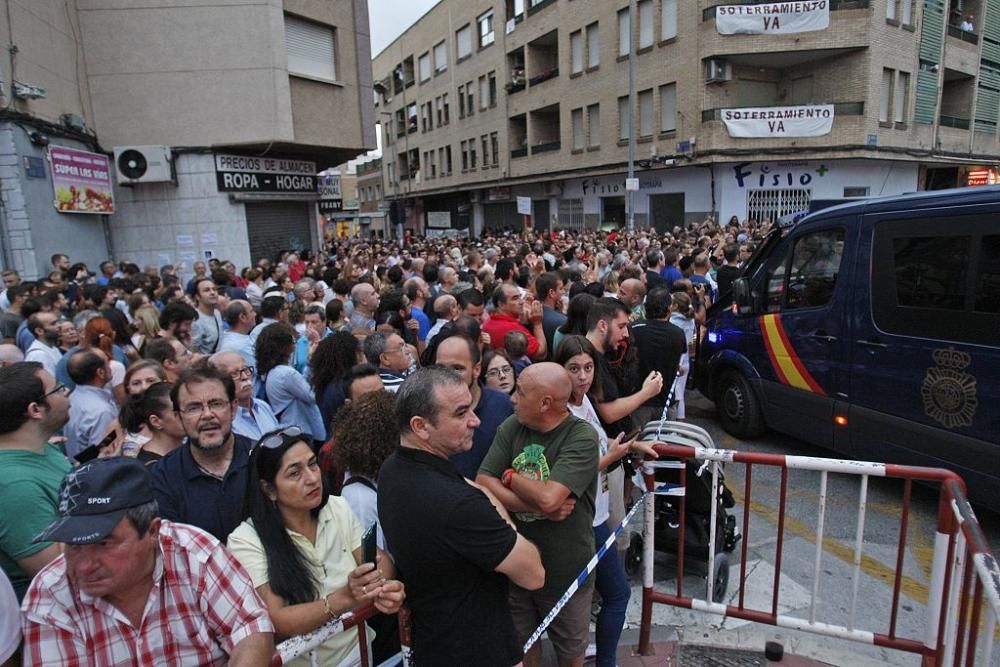 Los manifestantes protestan contra el AVE