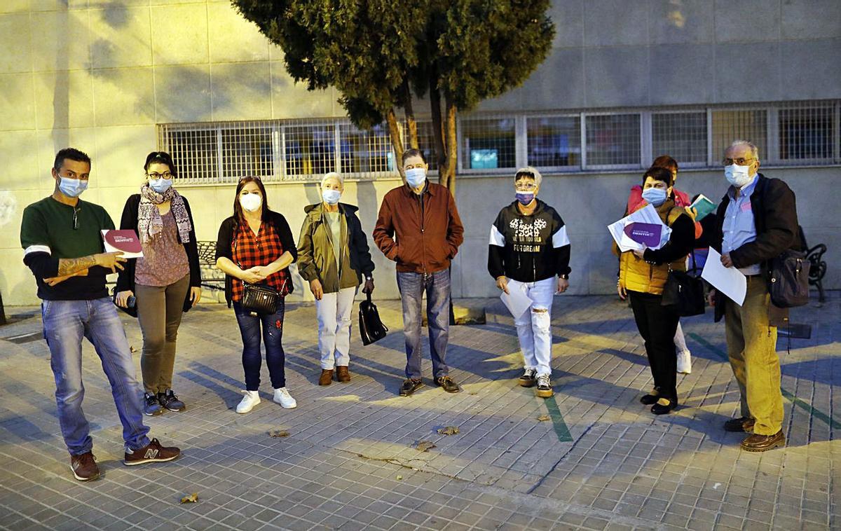 Un momento de la reunión ayer de afectados, en Manises. | MIGUEL ÁNGEL MONTESINOS