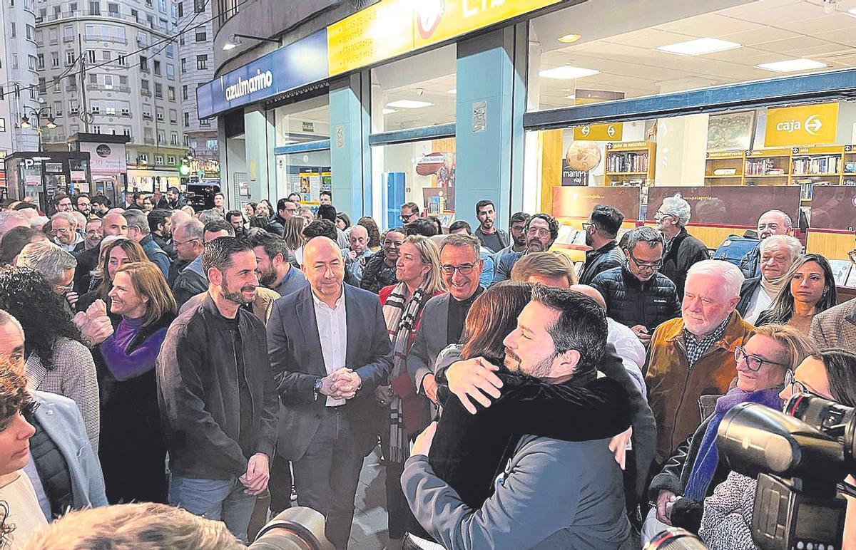 Morant y el secretario general del PSPV de Castellón, Samuel Falomir, se abrazan en el acto del pasado miércoles.