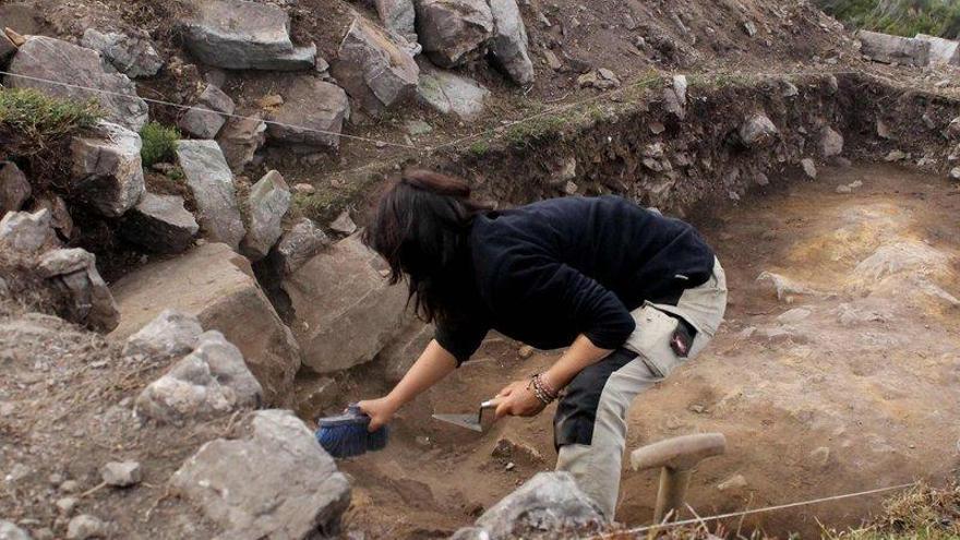 La arqueóloga Esperanza Martín trabaja en una de las excavaciones de la Carisa.