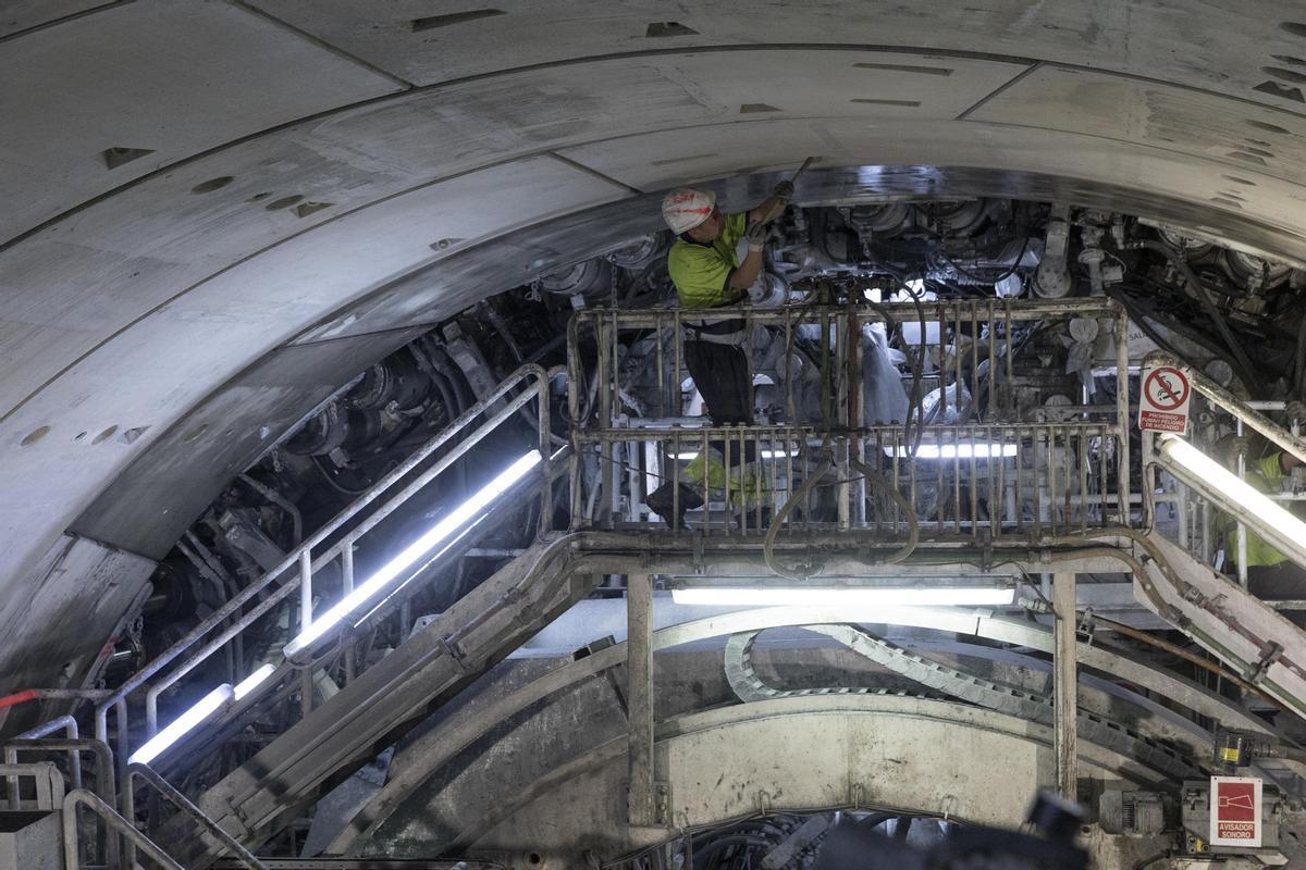 En el interior de la tuneladora de la L9 del metro