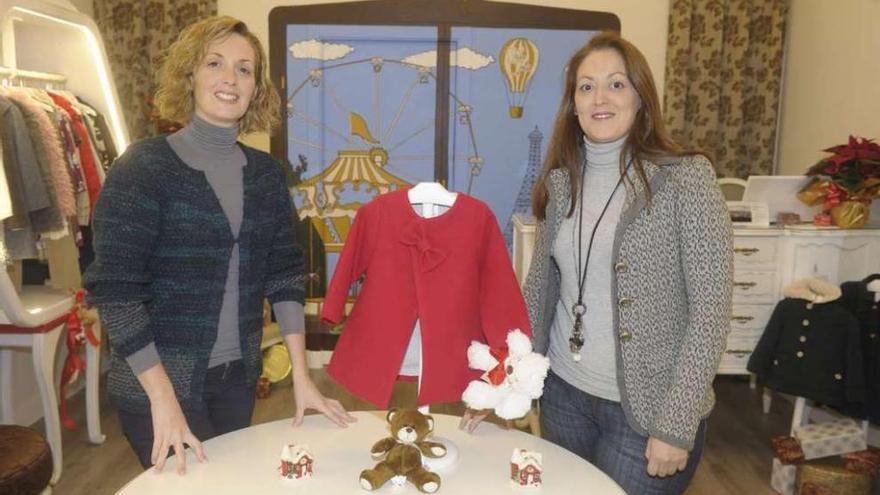 Cristina Rey y María Rey, en el interior de su tienda de ropa. víctor echave