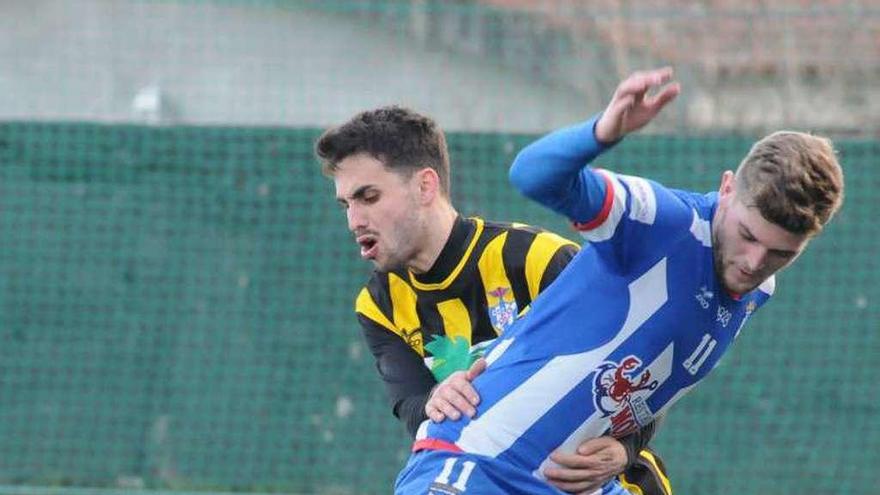 Un jugador del Areas presiona a un rival, ayer en A Gándara. // E. Álvarez