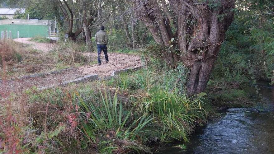 Estado que presenta el paseo por el río Maceiras tras las labores de reparación con zahorra. // FdV