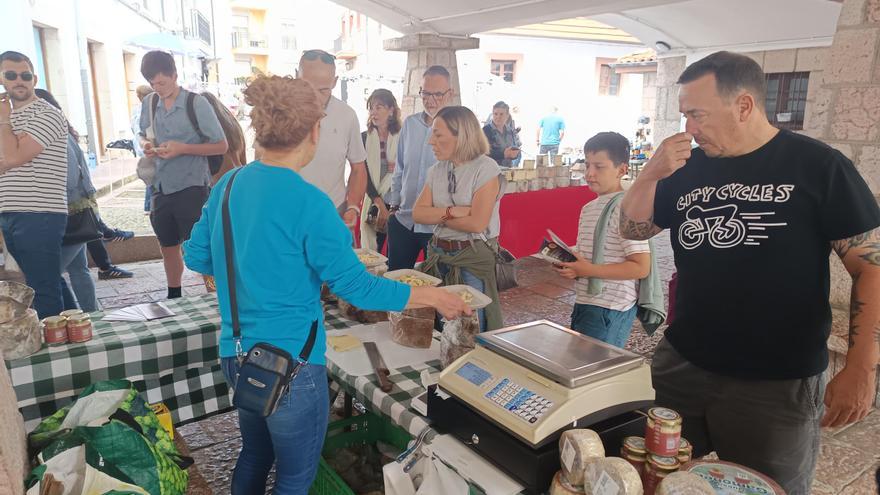 Los soportales del Palaciu Pintu, a tope: gran ambiente en el mercado semanal de Cangas de Onís