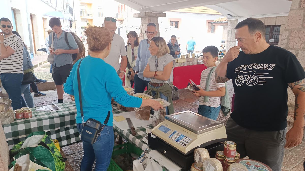 Gran ambiente en el mercado semanal de Cangas de Onís