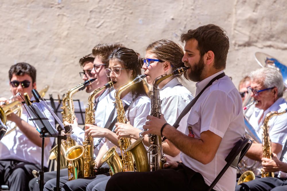 Finestrat conmemora su 739 aniversario con la entrega del "Premi carta pobla" al centro musical Puig Campana.