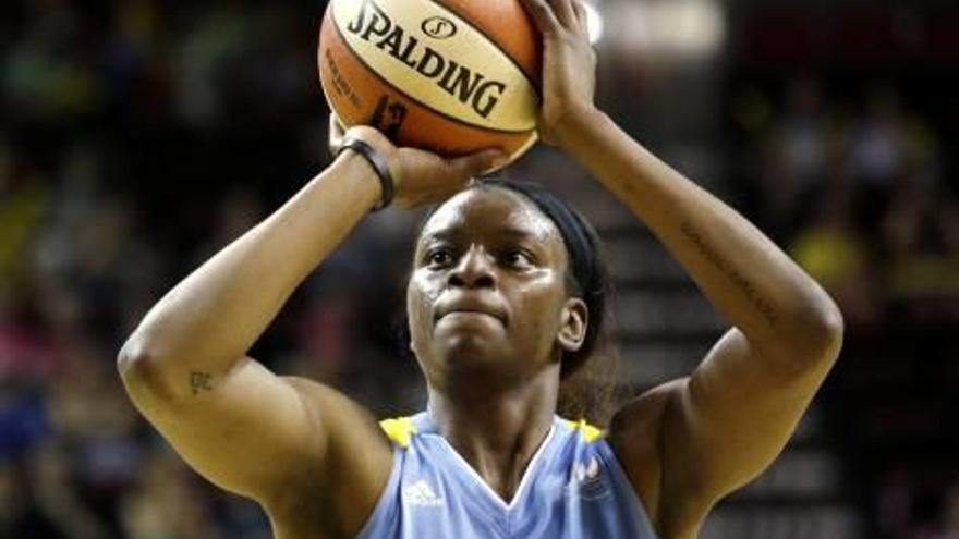 Keisha Hampton, llançant a cistella amb el Chicago Sky.