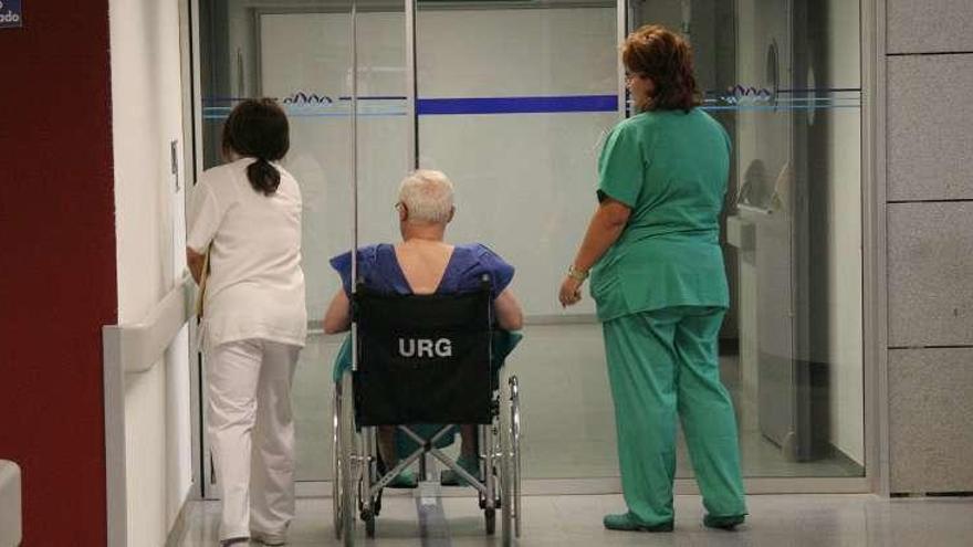 Personal del Complexo Hospitalario de Ourense, con un paciente. // Iñaki Osorio