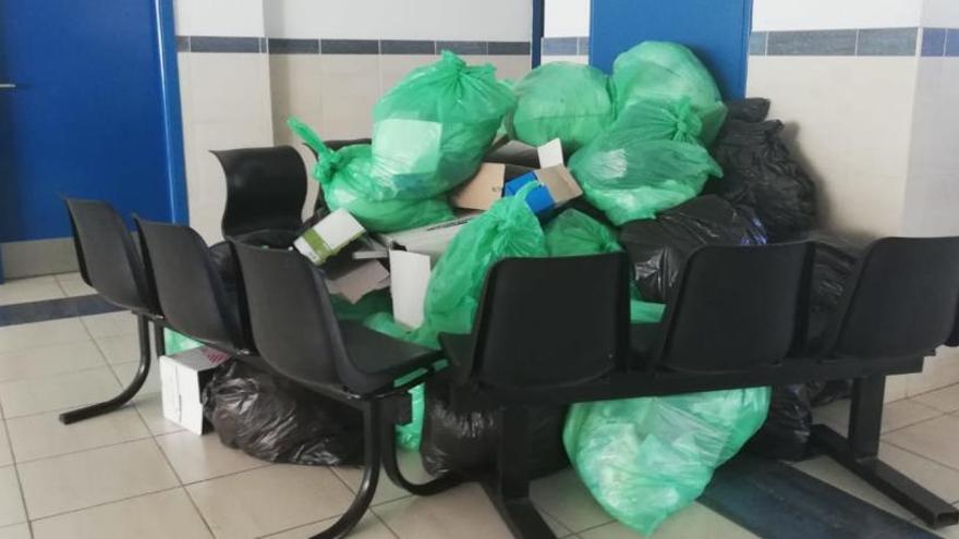 Basura acumulada en el centro de salud de Güímar.