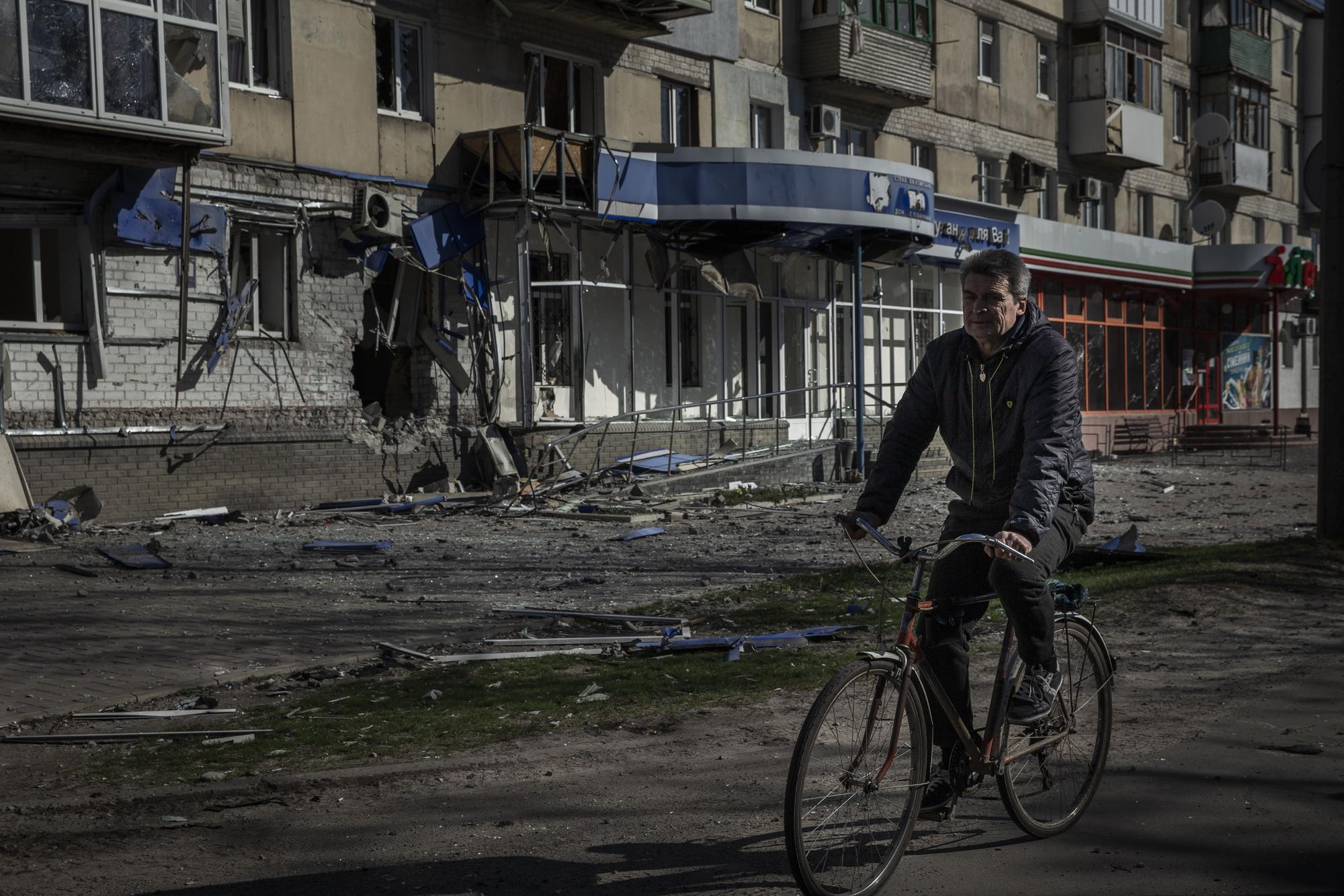 Un hombre pasea en bicicleta en Severodonetsk.