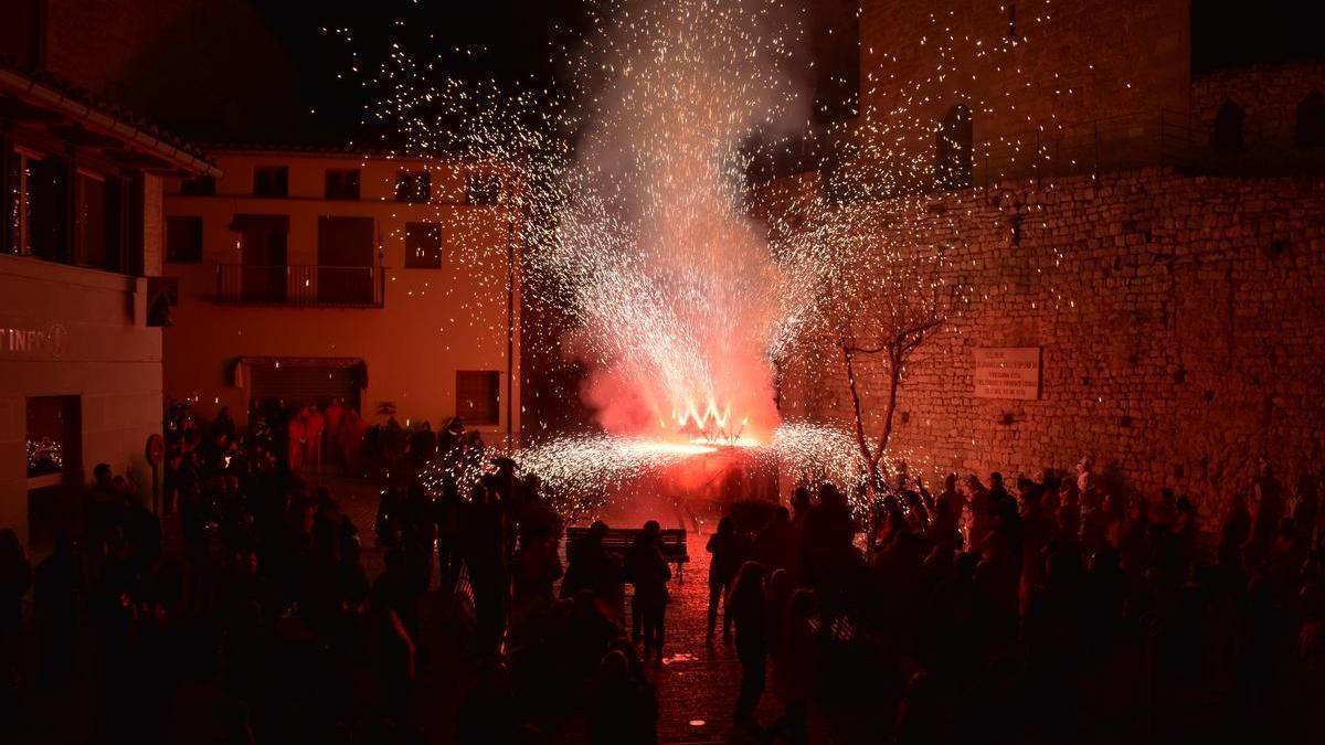 Morella enciende sus calles con correfocs en su tradicional fiesta con &#039;dimonis&#039;.