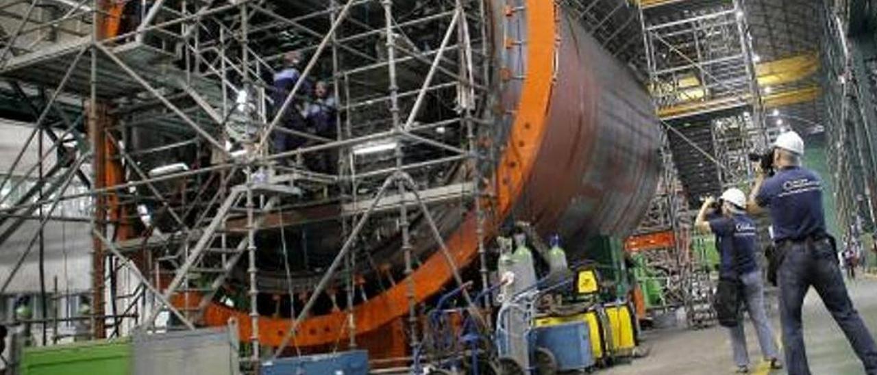 Trabajos de construcción del submarino S80 en los astilleros de Navantia en Cartagena. JAVIER CONESA