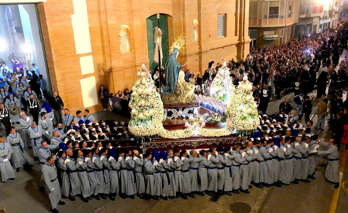 El trono de la ‘Caridad chica’ saliendo de Santa María.