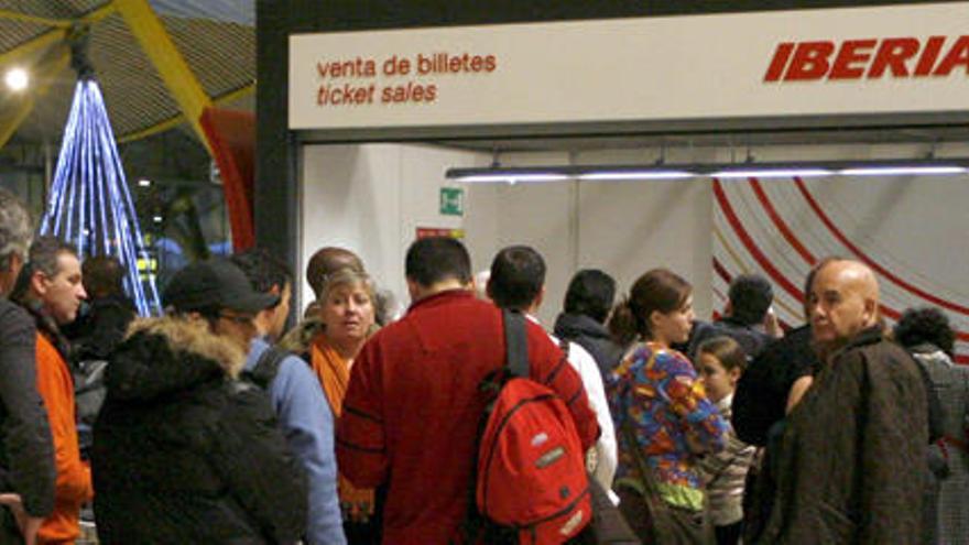 Iberia cancela 430 vuelos para el lunes y el martes - La Nueva España