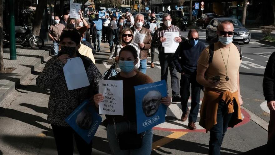 Huelin sale a la calle en contra de la zona azul en el barrio