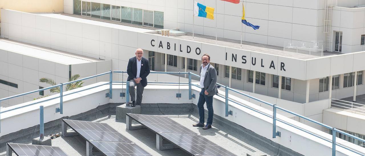 Antonio Morales y Raúl García Brink en una instalación fotovoltaica del Cabildo