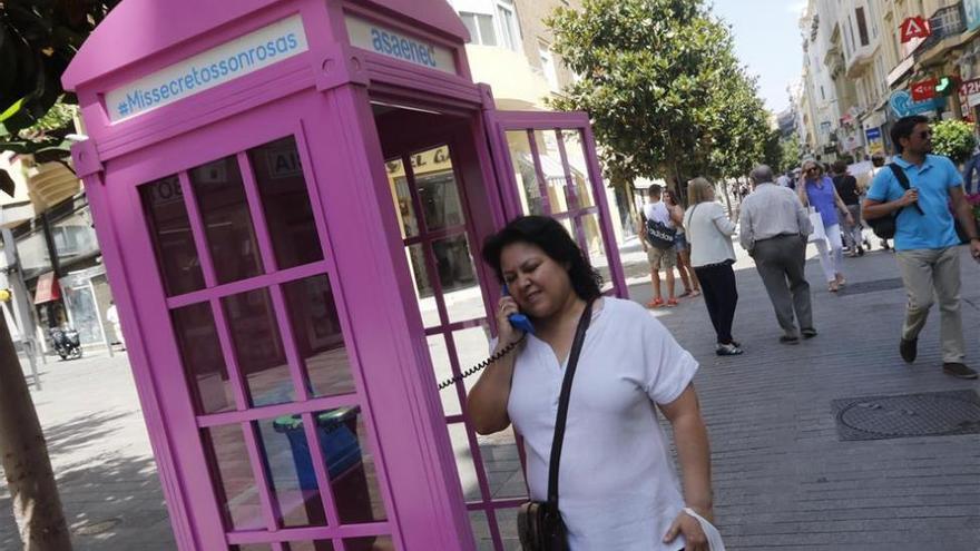 Una cabina telefónica rosa en Cruz Conde sensibiliza sobre la enfermedad mental