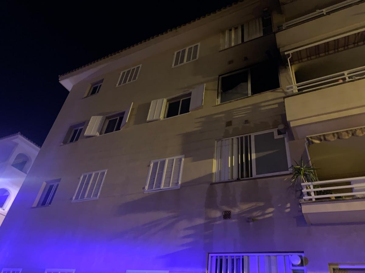 FOTOS | Dos guardias civiles fuera de servicio rescatan a un hombre en el incendio de una vivienda en Cala Rajada