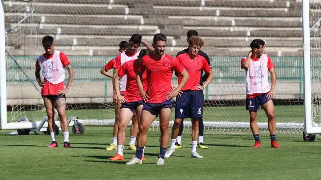 El Córdoba CF, a vueltas con la defensa y en busca de un respiro ante el Linense