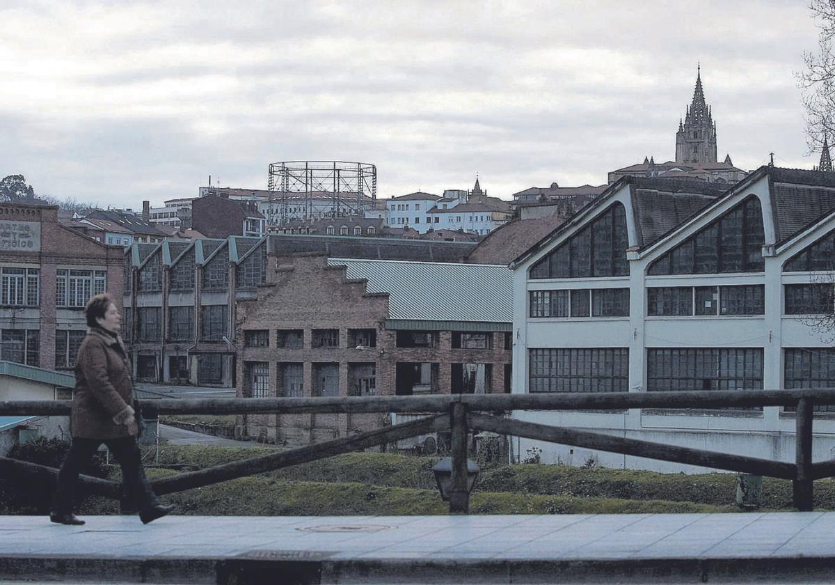 La fábrica de armas, fotografiada desde el desaparecido viaducto de Ángel Cañedo. | Miki López