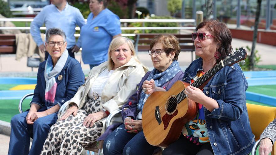 Usuarios de Doral Residencias gozaron dun encontro musical con Uxía e o grupo de cantareiras Malvela