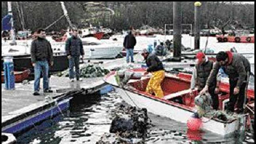 Vientos de hasta 146 kilómetros por hora en la boca de la ría desatan el caos en Arousa