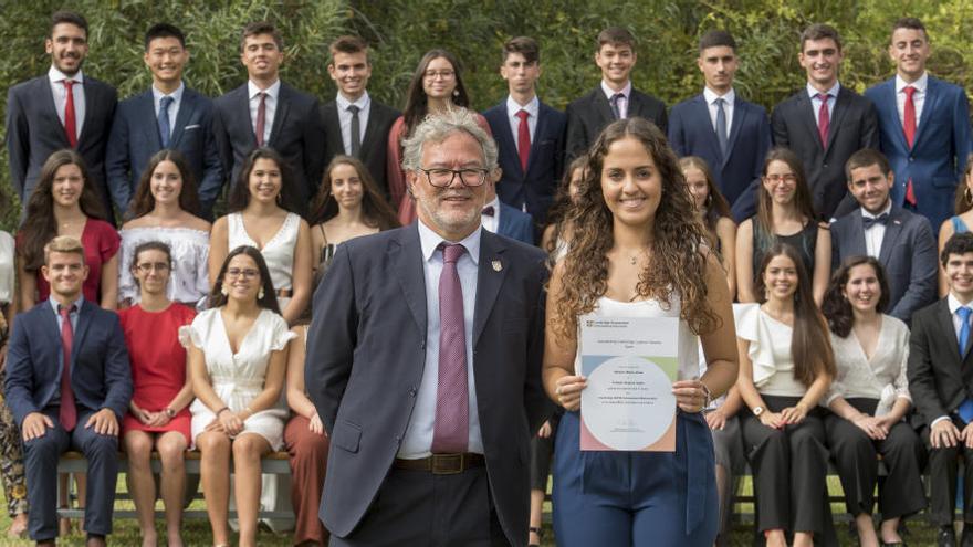 Maialen Martín posa junto a sus compañeros de clase y Mr Nick Mazur, Senior Manager de Cambridge  International Education en Europa.