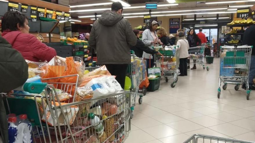 Largas colas en un supermercado en Alcoy