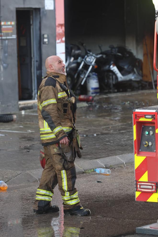 Todas las imágenes del incendio del desguace de motos en Alboraia