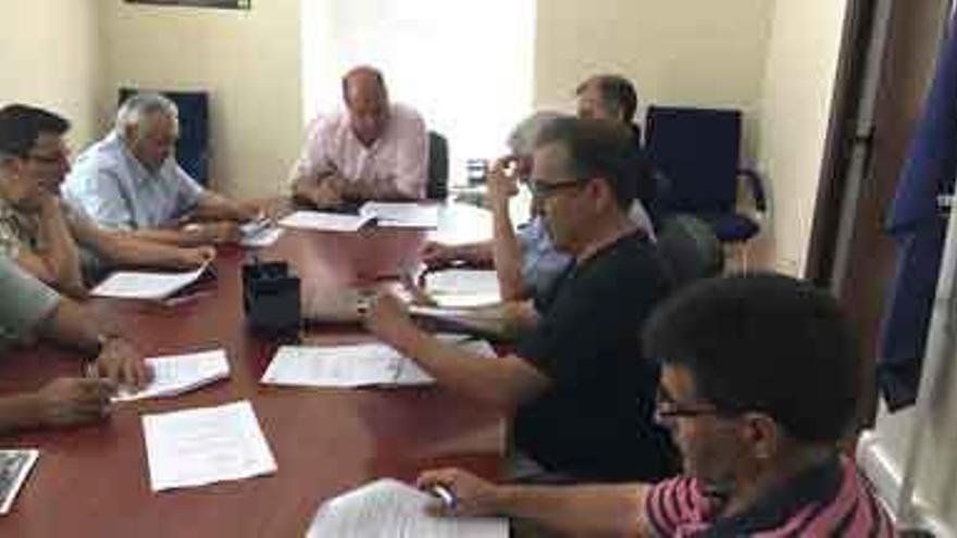 Miembros de la junta directiva del grupo de acción local Aderisa durante una reunión.