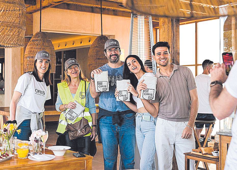 Ilaria Fasano, de Oris, con los 20 kg de residuos que se recogieron.